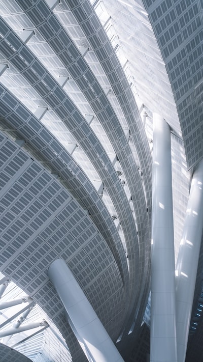 灰色高层建筑与大梁相连